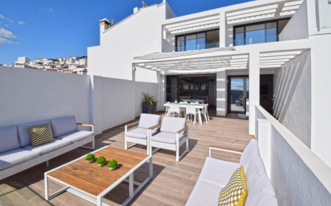 Planta media con terrazas amuebladas